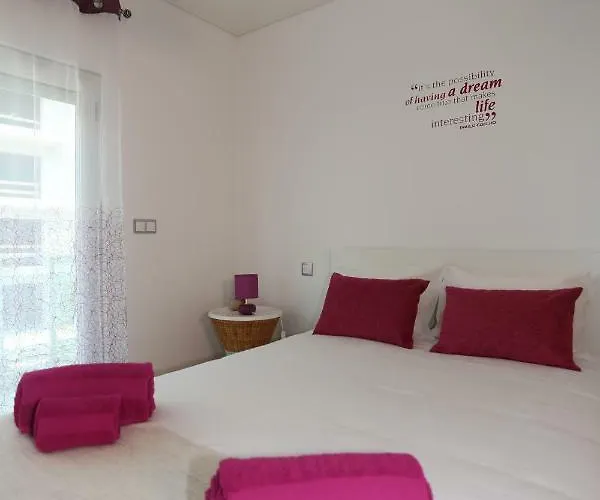 Surf And Stones פניש